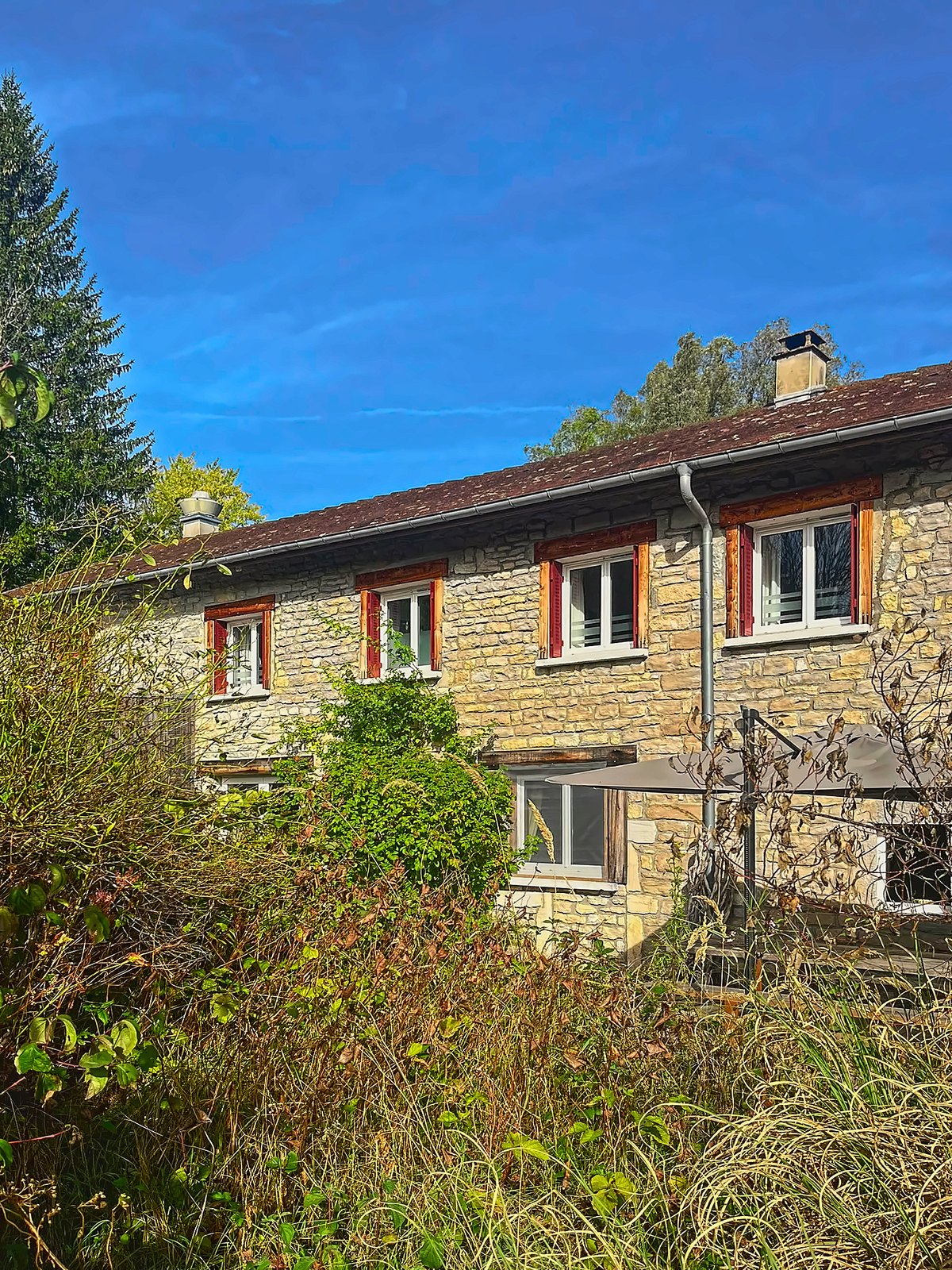 La façade de pierre et ses volets