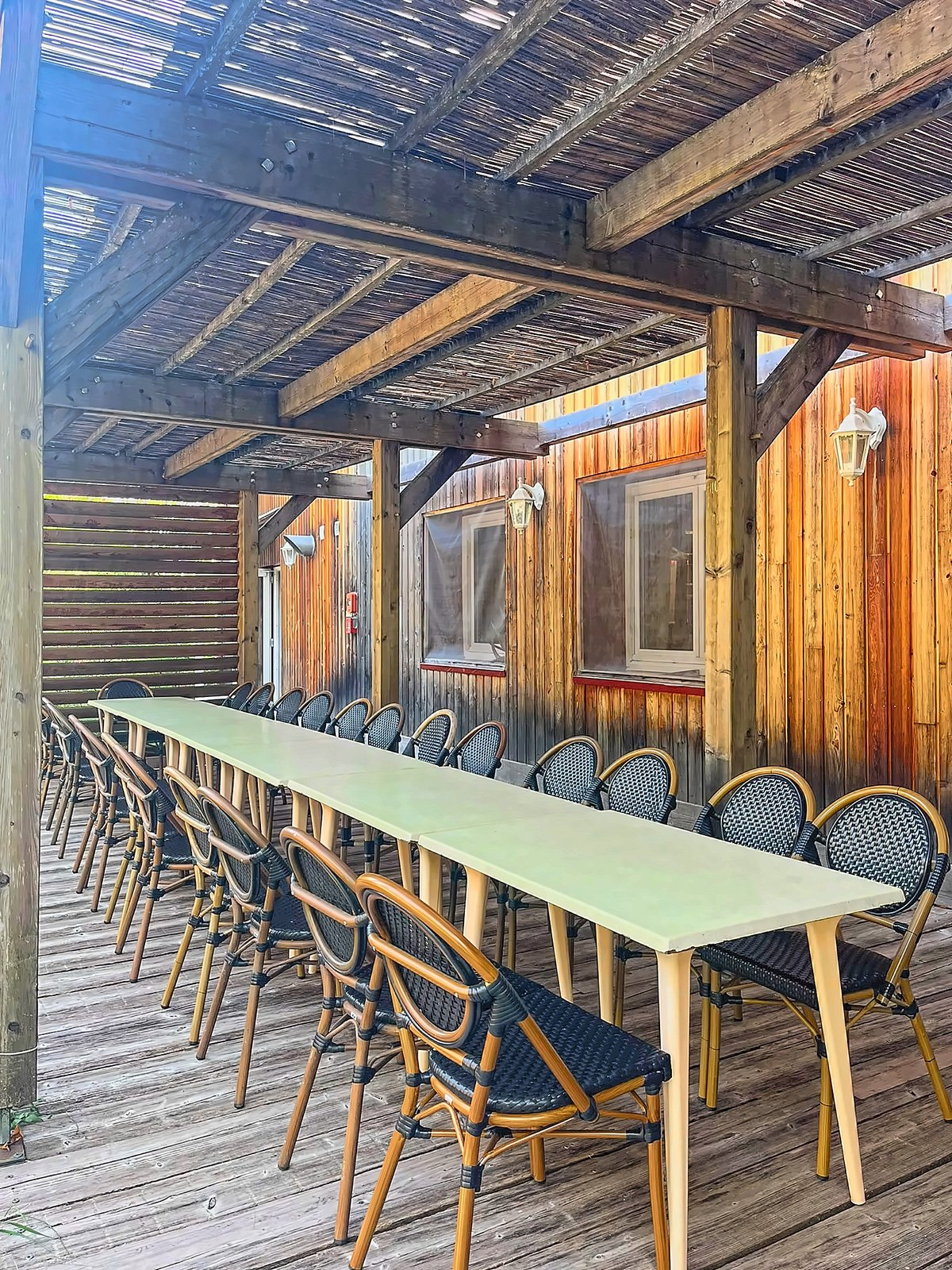 La terrasse couverte et sa grande table