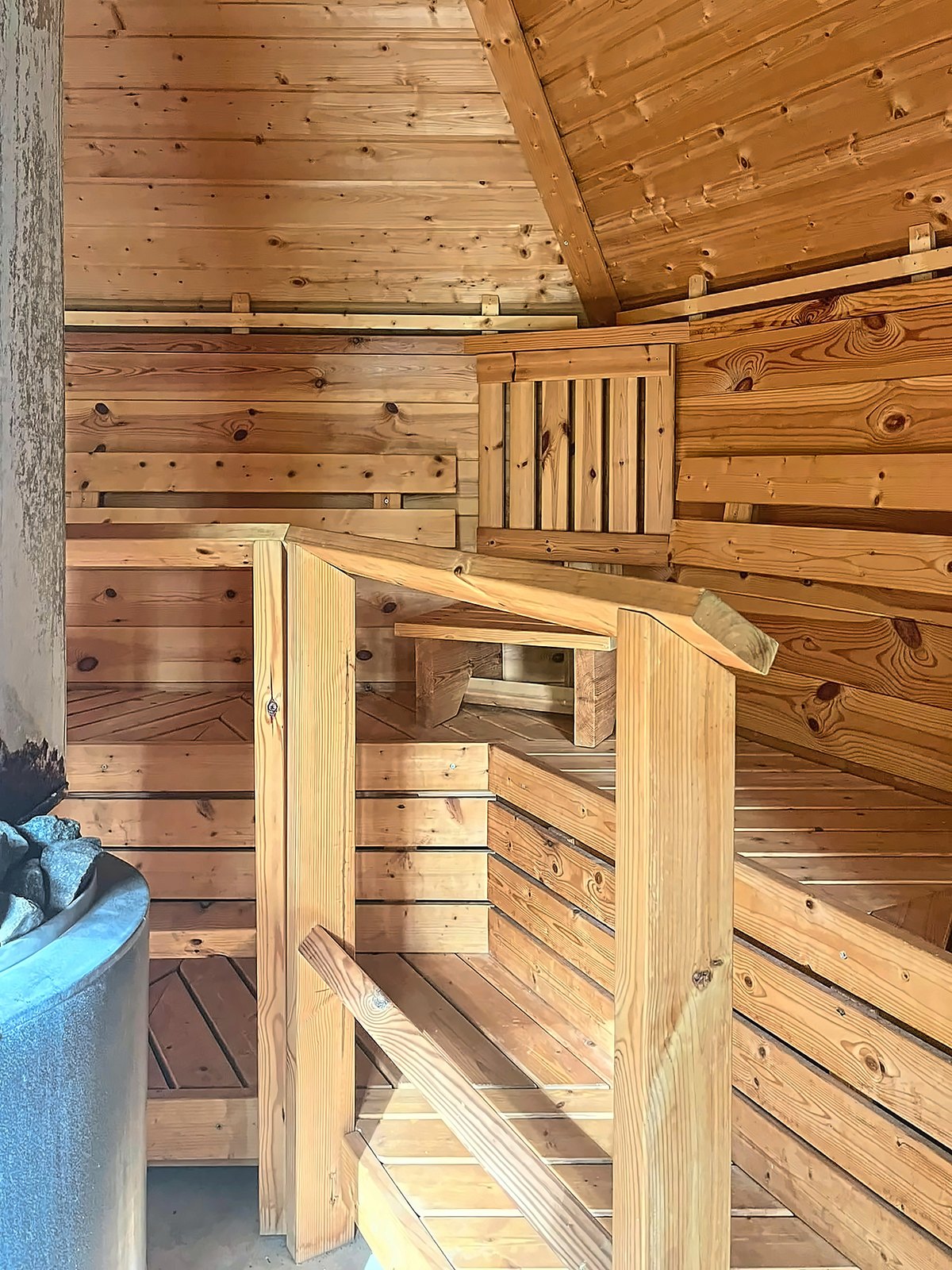 L'intérieur du kota sauna et ses banquettes
