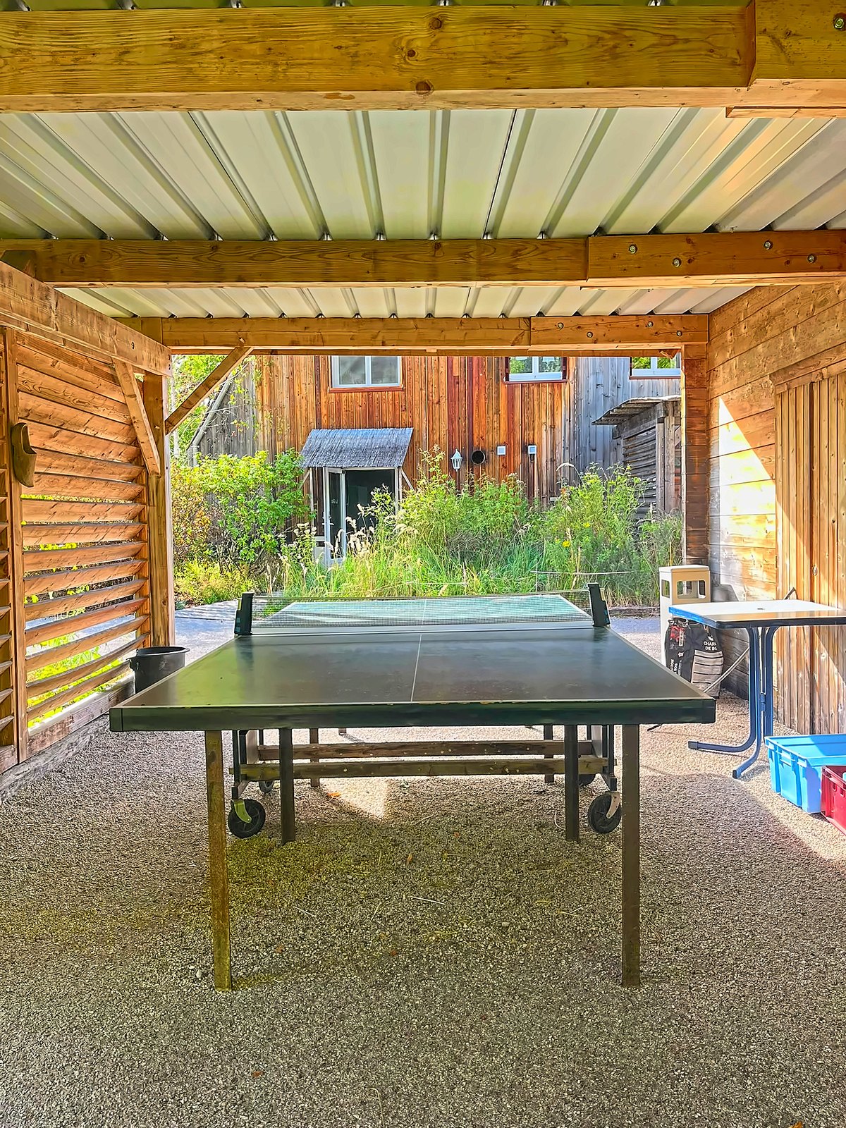 La table de ping-pong, sous son auvent