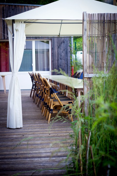 La terrasse couverte, dressée pour un repas