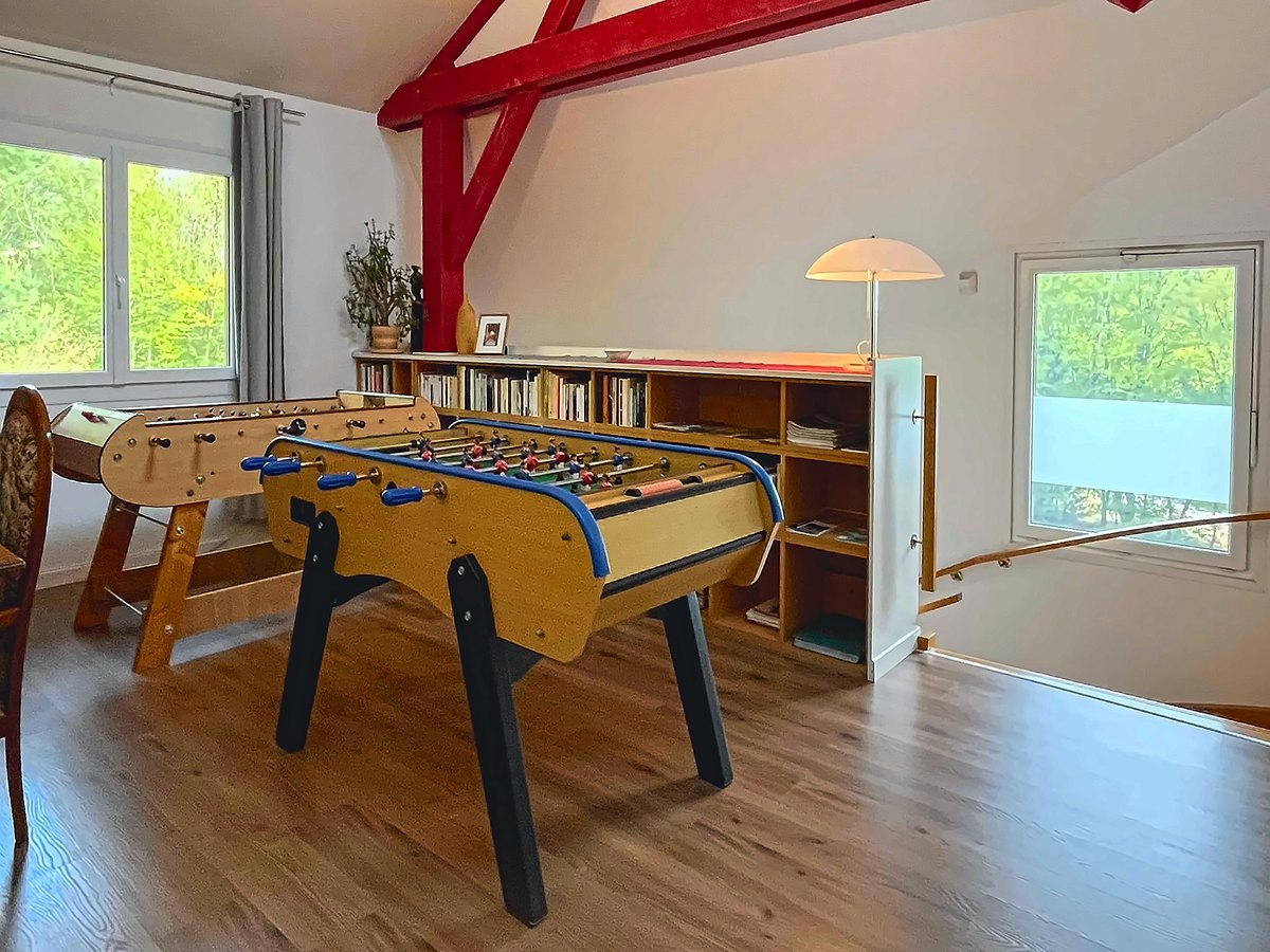 La salle de jeux et son babyfoot, sous les combles