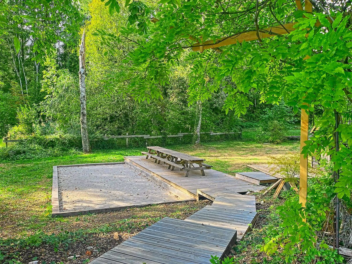 Le parc, sa table de pique-nique et le passage de planches