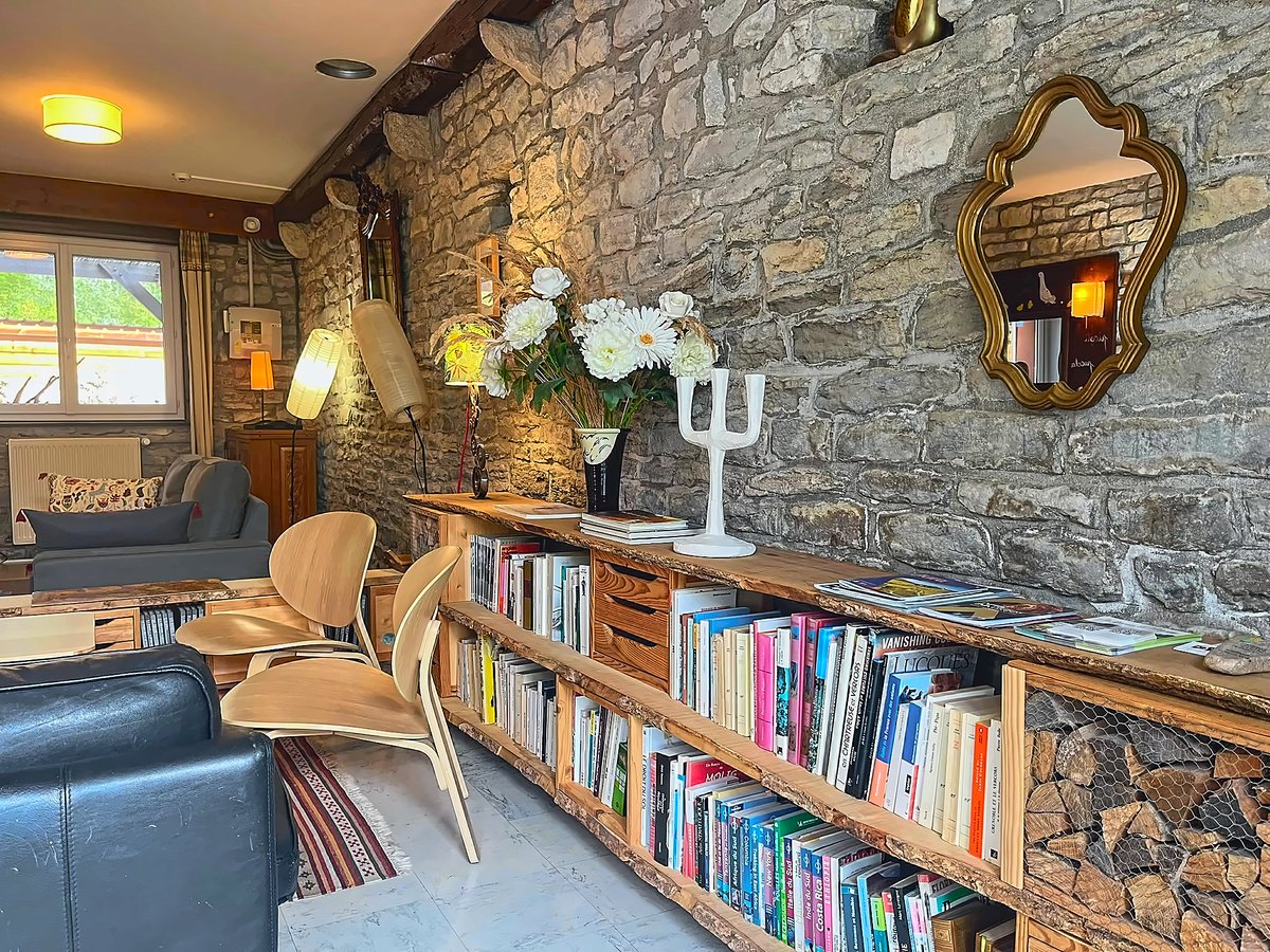 La bibliothèque, le long du mur de pierre