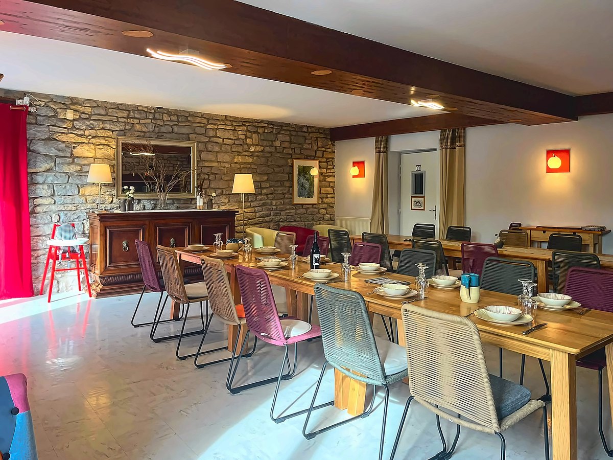 La salle à manger, ses tables en enfilade et son bar